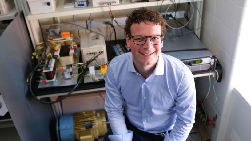 Portrait of Prof. Matthias Preindl in the lab.